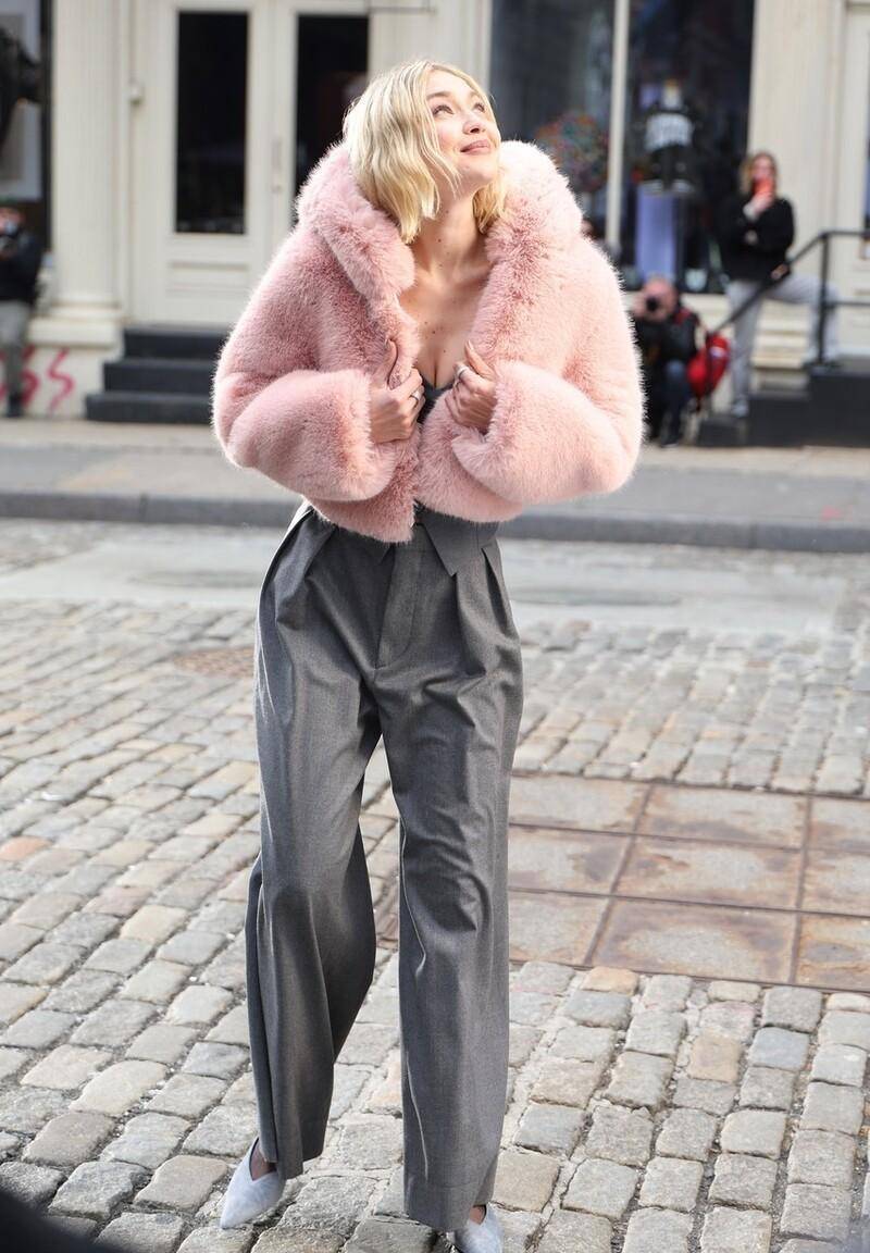 原创吉吉哈迪德街头拍摄大片穿粉色毛绒外套搭灰色阔腿裤时尚甜美