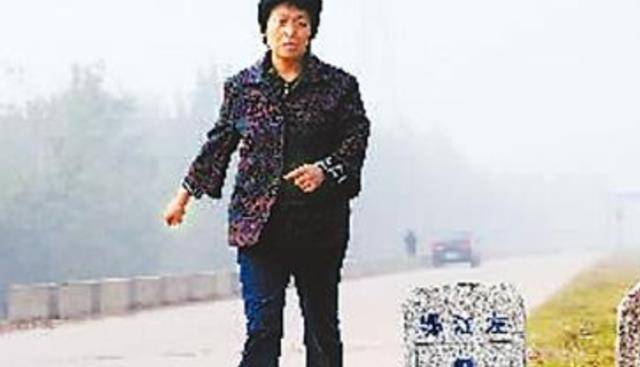 陈玉蓉选择通过暴走减肥,7个月来,陈玉蓉每天早上5点就出发,1天走将近