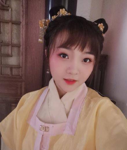 林妙可晒美照,穿一身鹅黄色汉服清新十足,减肥之后越来越漂亮