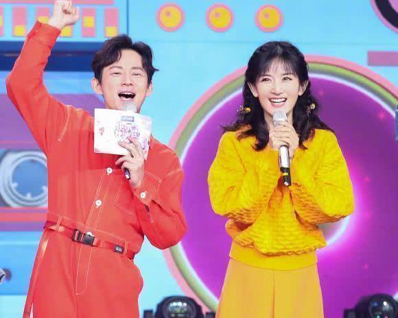 谢娜炒完菜就搭何炅肩膀手放的位置亮了讲不讲卫生一目了然