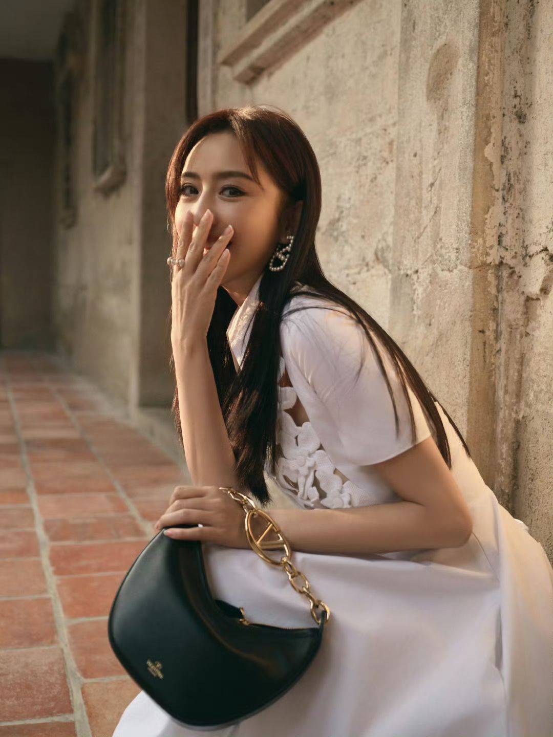 佟丽娅40岁美到认不出!皮肤白皙腰部纤细,胸前镂空一块太性感