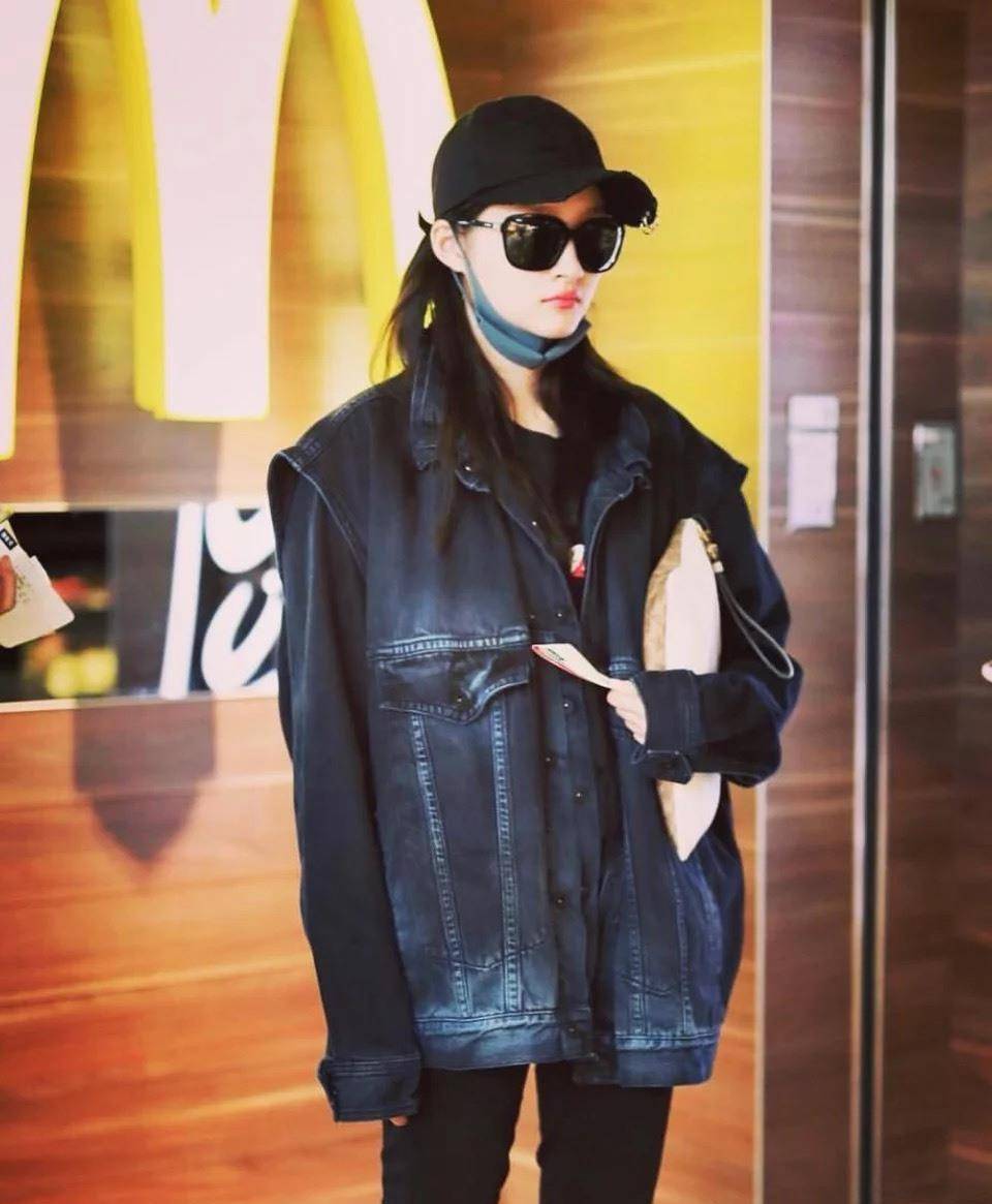 关晓彤把"无痕裤"带火了!坐行李箱上凹造型,腿长1.8的视觉感