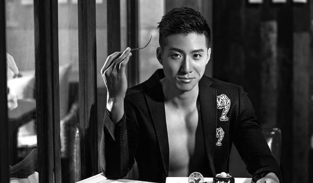 2002年,与父亲一起合作电视剧《特警飞龙》,可见其受宠程度不一般.