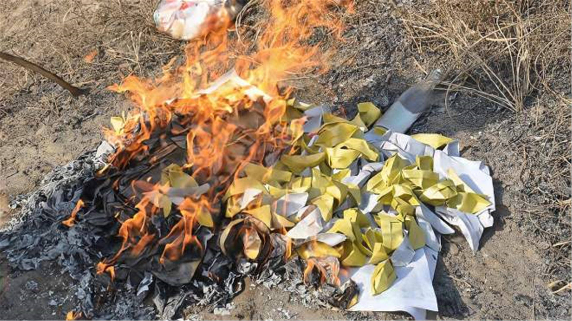 南通一纸禁令惹争议:祭祖烧纸钱成封建迷信?