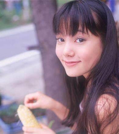 茂木夏树是拓海的女神,两人在剧中曾有过青涩的爱情,最终还是分手了.