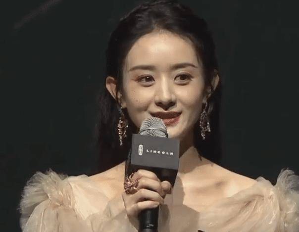 赵丽颖活动花絮,十级滤镜下又白又瘦,现场未ps生图却暴露真相