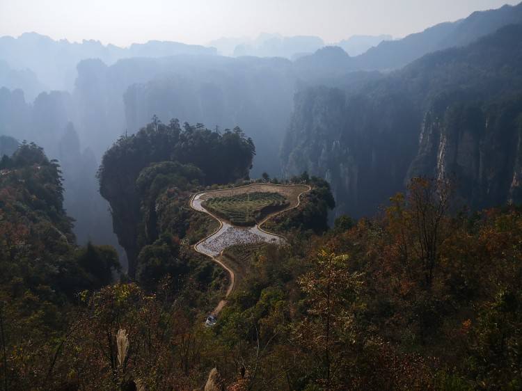 江垭温泉度假村是张家界第一家温泉度假村,其内结构古朴典雅,假山瀑布