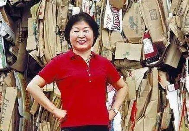 家中子女众多,再加上张茵的父亲因政治原因,被批判入狱,张茵从小就担