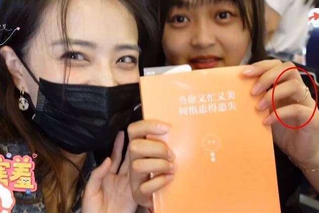 原创徐璐晒合影赵丽颖前助理大方出镜无名指戴戒指已经结婚了