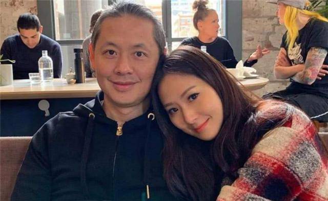 她13岁被富豪看上19岁被追到手娶进家门后劳斯莱斯买菜用