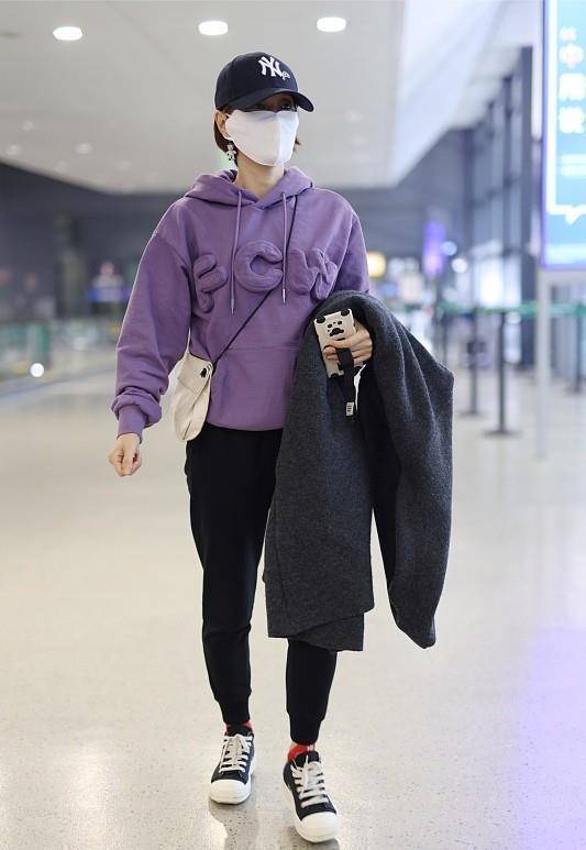 原创女明星日常穿搭挺减龄紫色卫衣个性新潮小熊耳钉也很吸睛