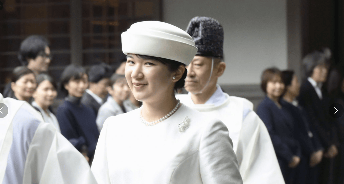 穿白裙出行尽显珠圆玉润,被前呼后拥好似女王_天皇_王室_妈妈