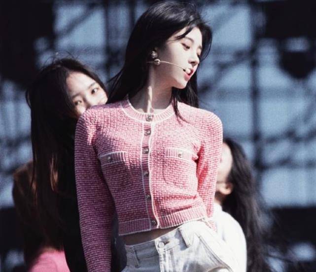 原创鞠婧祎参加晚会彩排阳光下再现水蜜桃脸蛋马甲线很亮眼