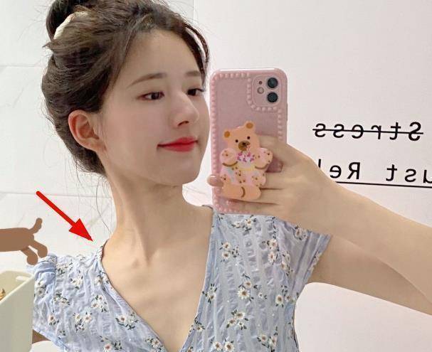 原创赵露思瘦出排骨胸家里摆药瓶引热议才22岁就肠胃不好