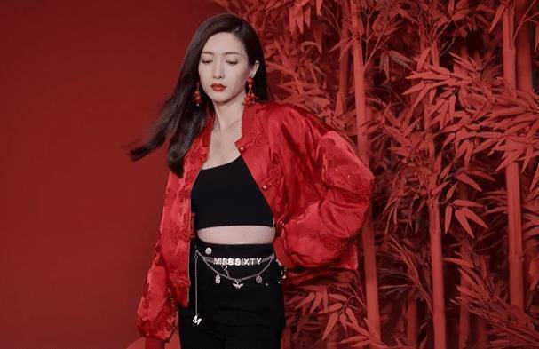 江疏影现身拍广告生图筷子腿超细让人羡慕额头青筋突起抢镜了