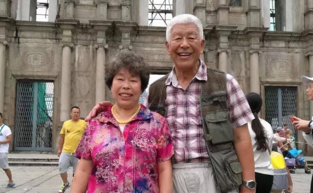 十多年来,张洪杰对妻子不离不弃,细心照顾着妻子.