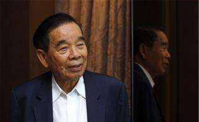 原创郑裕彤娶指腹为婚的妻子穷小子开启逆袭人生去世李嘉诚扶灵