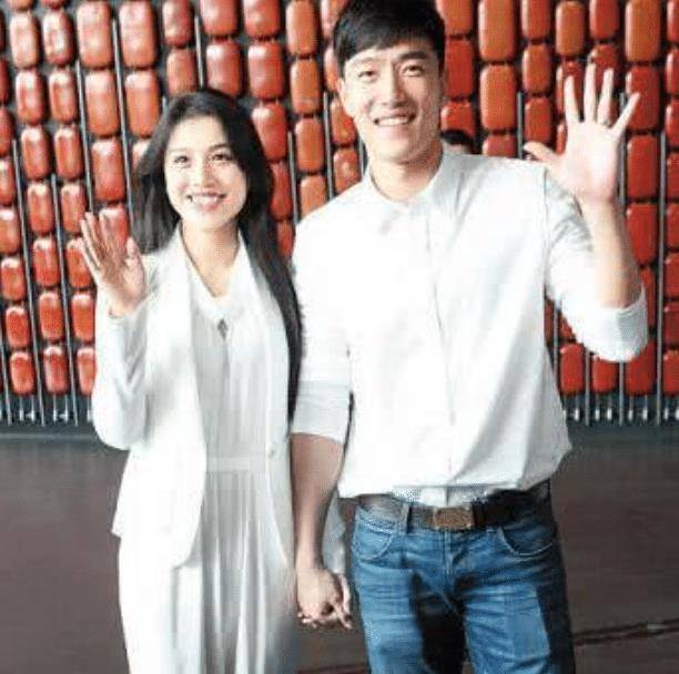 原创刘翔前妻葛天晒玫瑰花和钻戒疑暗示新恋情却被网友嘲你是二手货