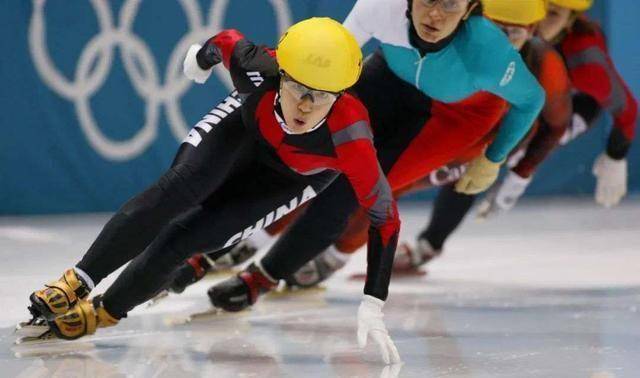 原创原创16岁夺冠27岁摘得首枚冬奥金牌已经退役16年的杨扬现状如何