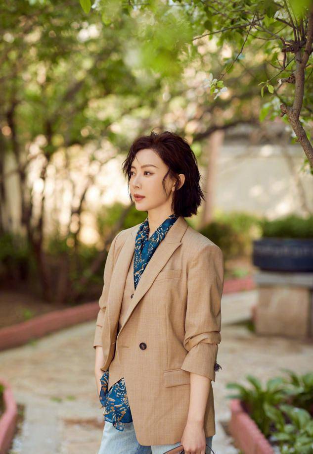 原创要是你过了50岁尽量少穿t恤短裤吧学陈数这样穿优雅时髦