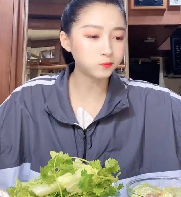 原创关晓彤吃的三明治火了别人都用面包片看到她的粉丝表示心疼