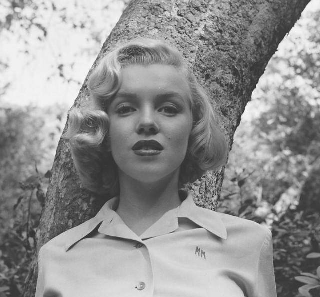 梦露即将走红时照片:2009年才曝光,算不上很漂亮,一脸青涩单纯_玛丽莲