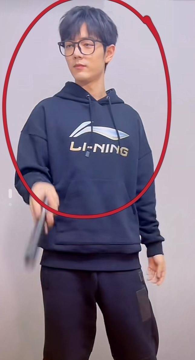 肖战深夜发福利玩扇子遭遇翻车近照瘦得有点脱相了