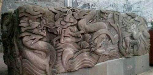 然而,考古学家们却在东北的长白山地区,发掘出了真正的"九龙抬尸棺".