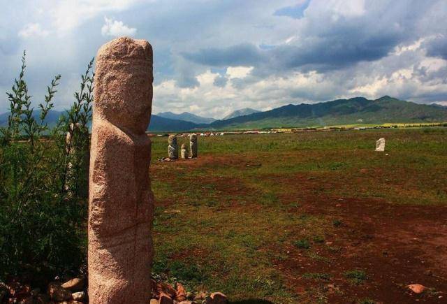 翁仲,原本指的是匈奴的祭天神像,大约在秦汉时代就被汉人引入关内