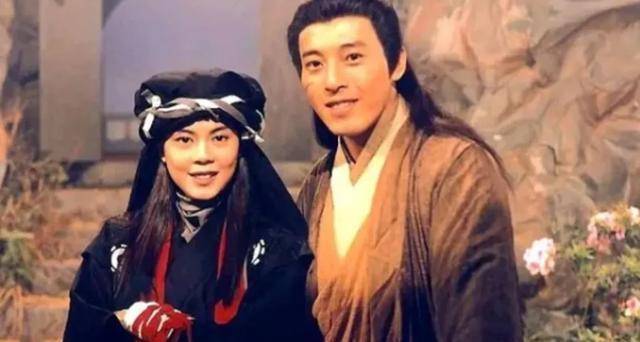 叁,话音刚落,只听有人拍手笑道,令狐大侠果然厉害,这么快就猜到了我们