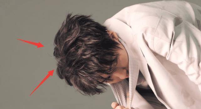 但如今看到王俊凯,他完全可以和小鹿的头发一较高下了,小凯真实发量