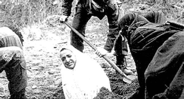 伊朗针对通奸所实施的石刑男女有别过程惨烈