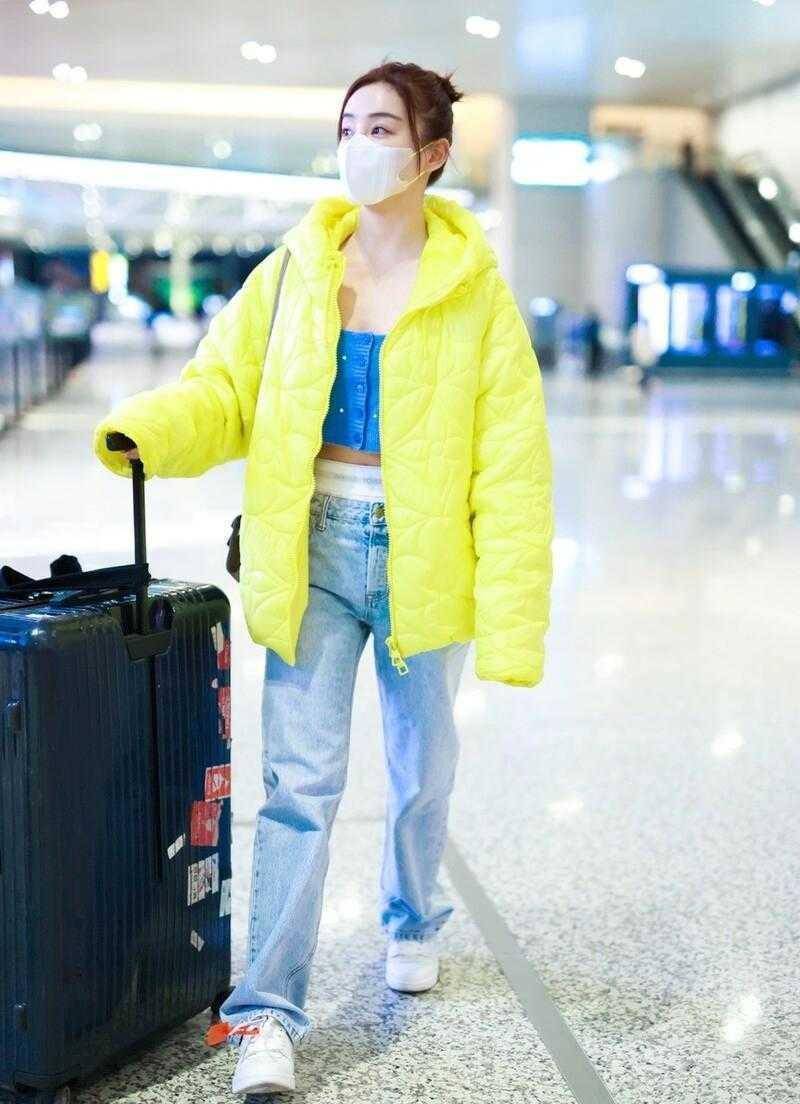 原创袁姗姗走机场真敢穿穿抹胸针织衫配羽绒服为秀身材太拼了