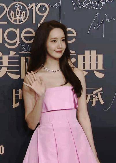 原创29岁林允儿红毯生图状态绝佳身材曼妙似少女礼服却被指廉价