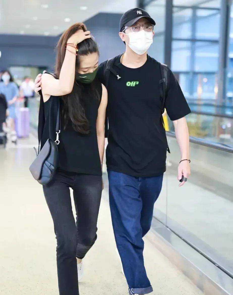 原创黄轩带女友走机场她戴口罩难掩普通单眼皮o型腿和黄轩太不搭