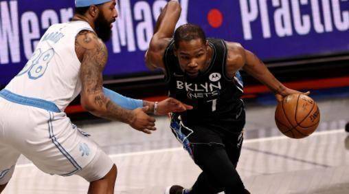 而施罗德突破打进,欧文造成犯规,2罚命中.