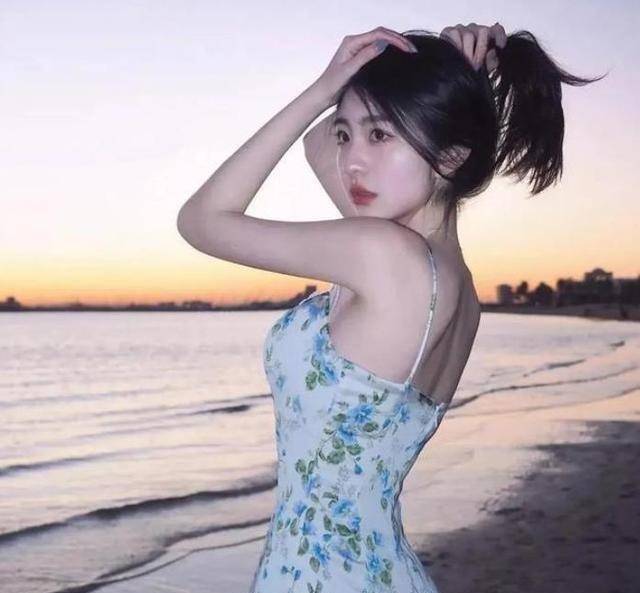 原创21岁美女一张初恋脸搭配骨感身材这颜值长在了我的审美上