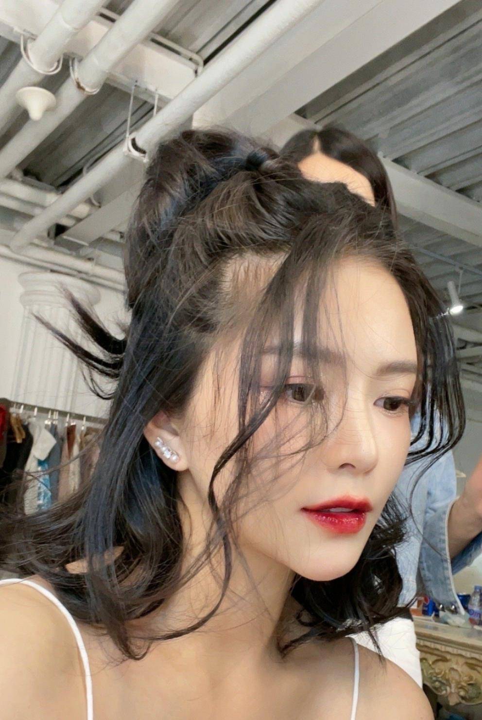 原创杜淳妻子晒一家三口幸福照王灿单手抱娃力气十足小蛋饺帽子才十几