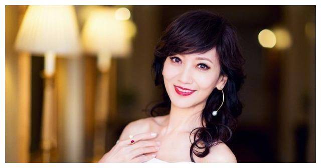 赵雅芝70岁与老公合照曝光网友调侃父女相似男方身份引猜