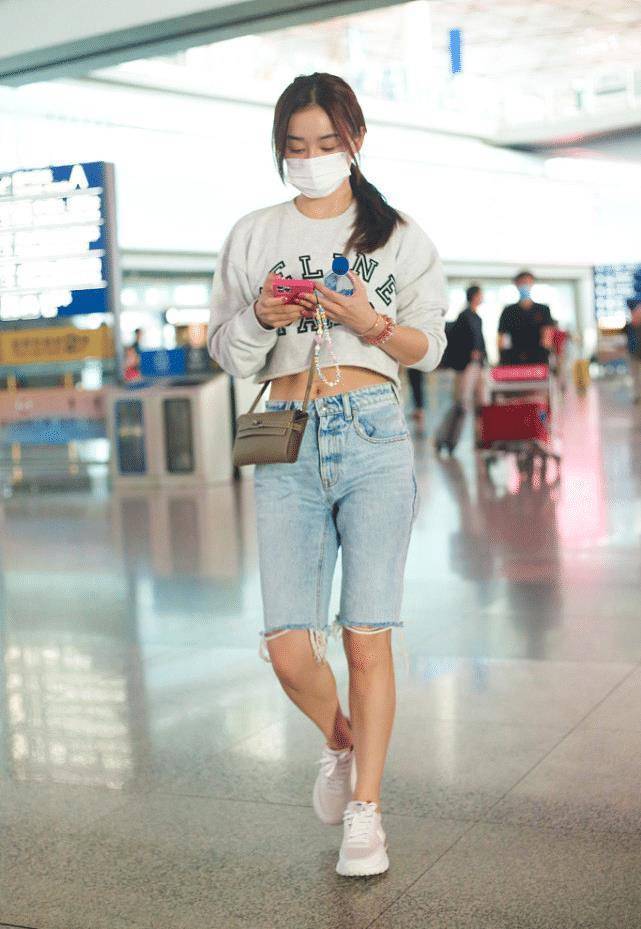 原创袁姗姗走机场真敢穿穿抹胸针织衫配羽绒服为秀身材太拼了