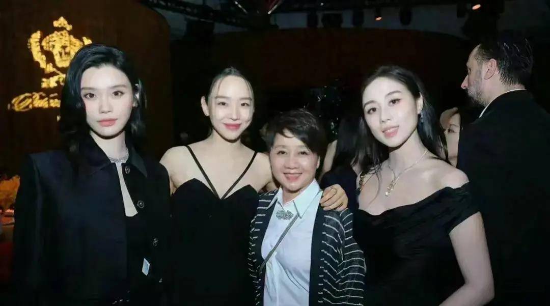 原创四太梁安琪64岁庆生现场曝光何超琼实力抢镜打扮性感不失优雅