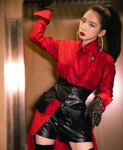 原创孟美岐晒晚会合影与孟佳摆同款冲天辫pose发际线太真实