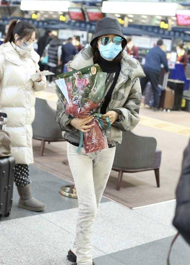 闫妮瘦身后真会穿立领羽绒服配紧身牛仔裤年轻10岁不止