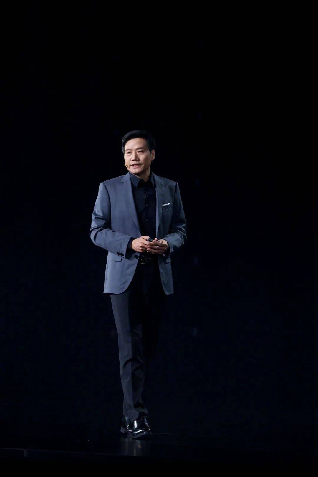 雷军发布会穿衣心机深!合影站c位,衣品碾压车圈大佬凭什么?