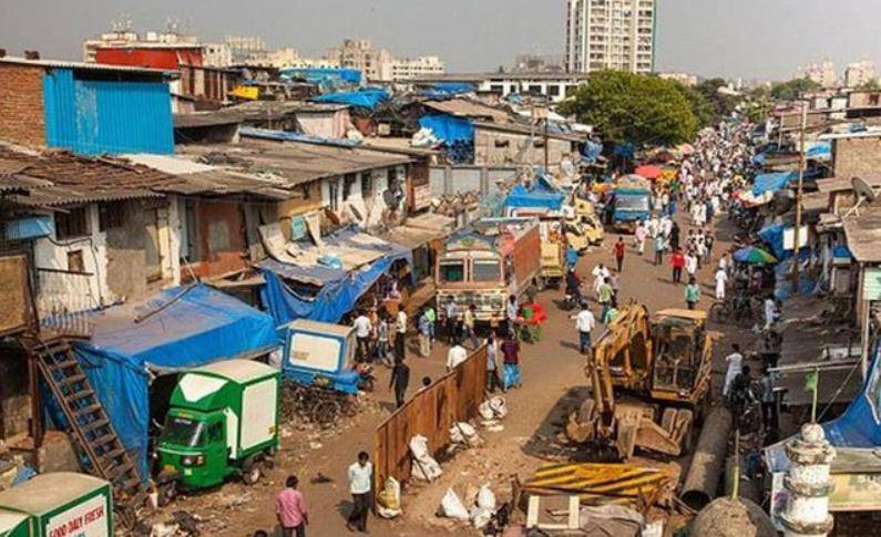 印度真实贫民窟1400人共用1个厕所15家一个水龙头