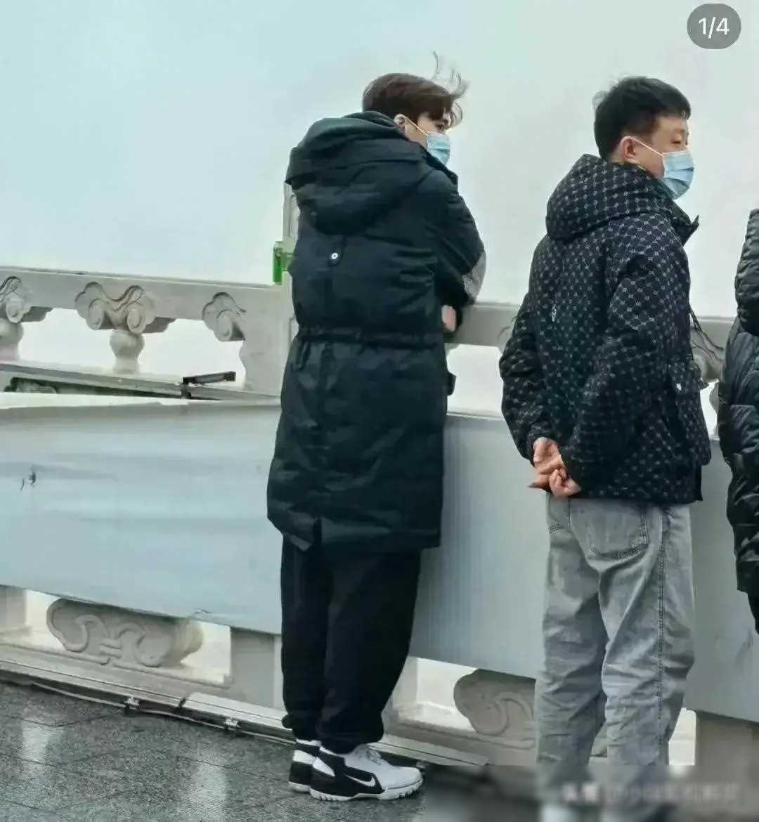 原创昔日顶流李易峰面容显老态坦言无法复出丹东街头遭无视