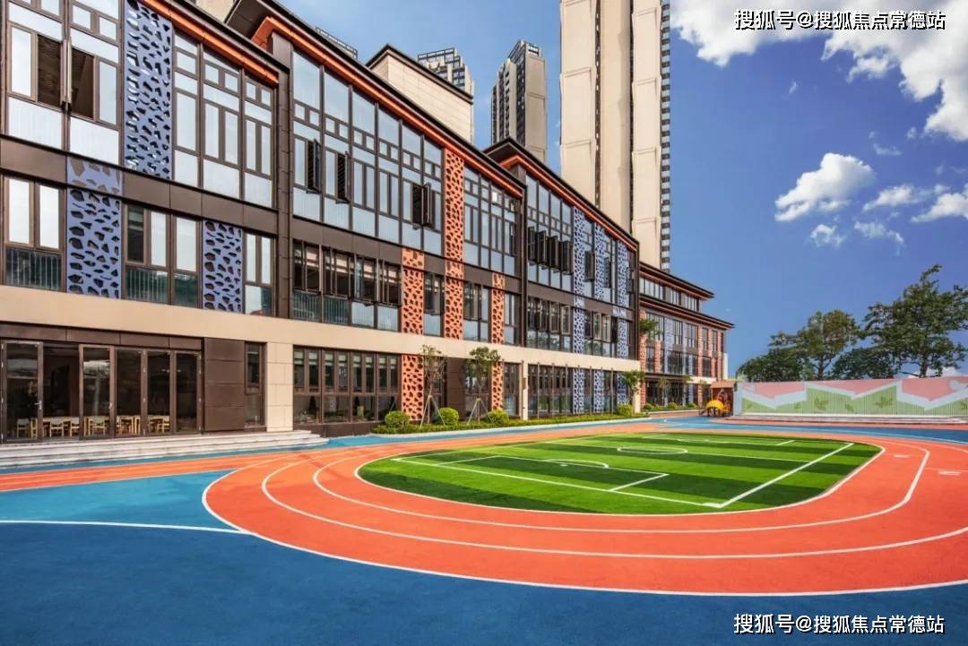 在深圳,中国在进驻龙华之后,就按照省一级标准打造龙华首个绿色双标