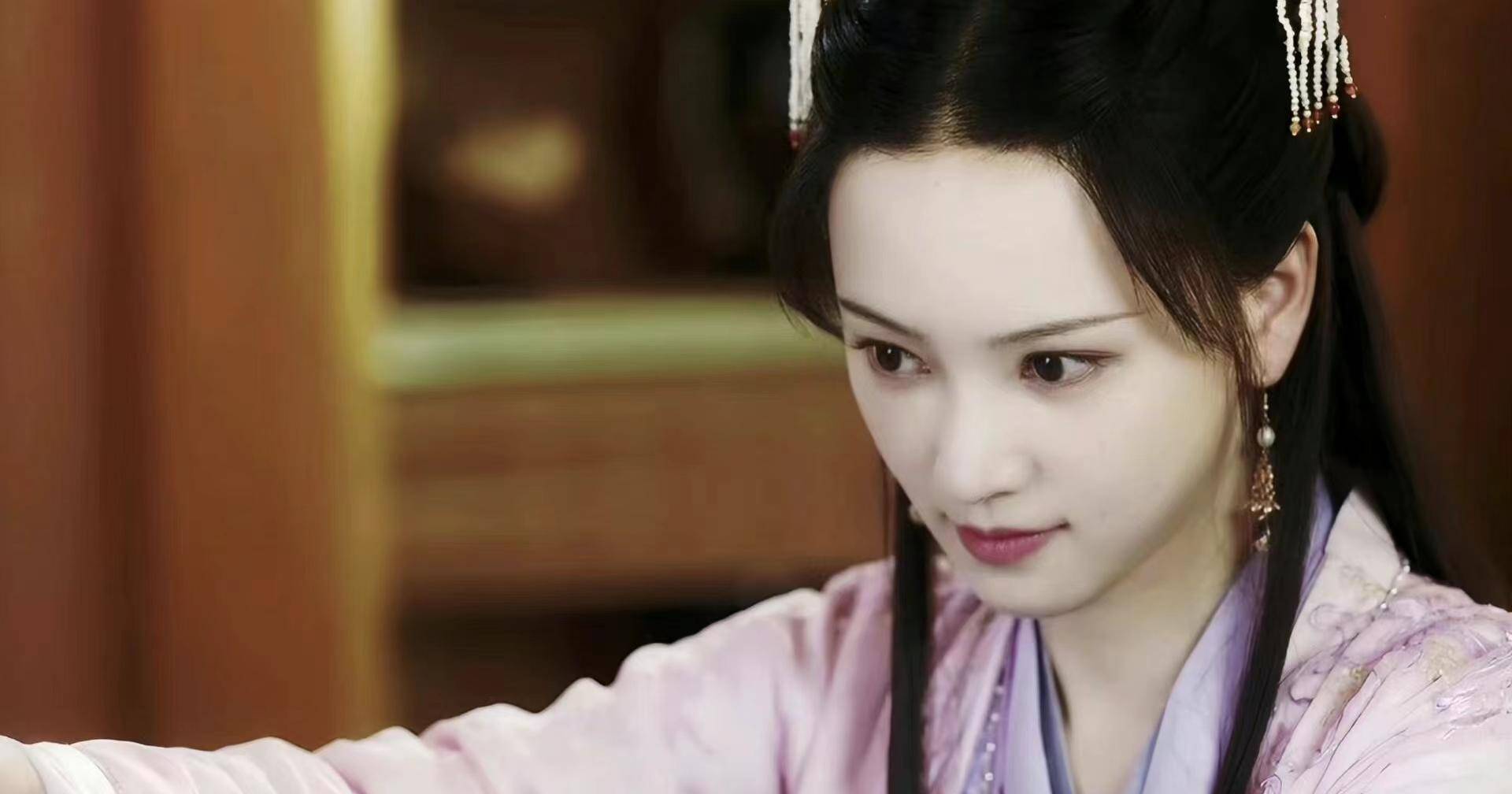 演完《长相思》又演《与凤行》,29岁打酱油的她,有3个