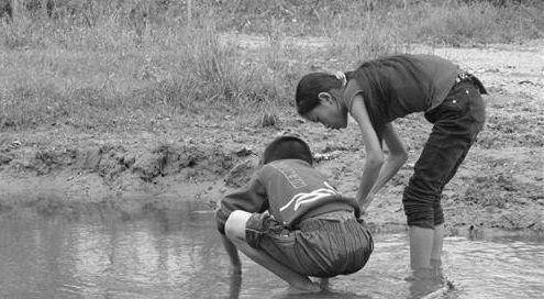 江苏男孩摸鱼摸出大量"黄疙瘩",专家:有2500年历史,价值上亿_刘某