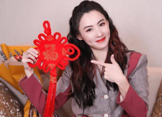 原创40岁张柏芝现身商场脸上一条褶子也没有未p图膝盖都是肌肉